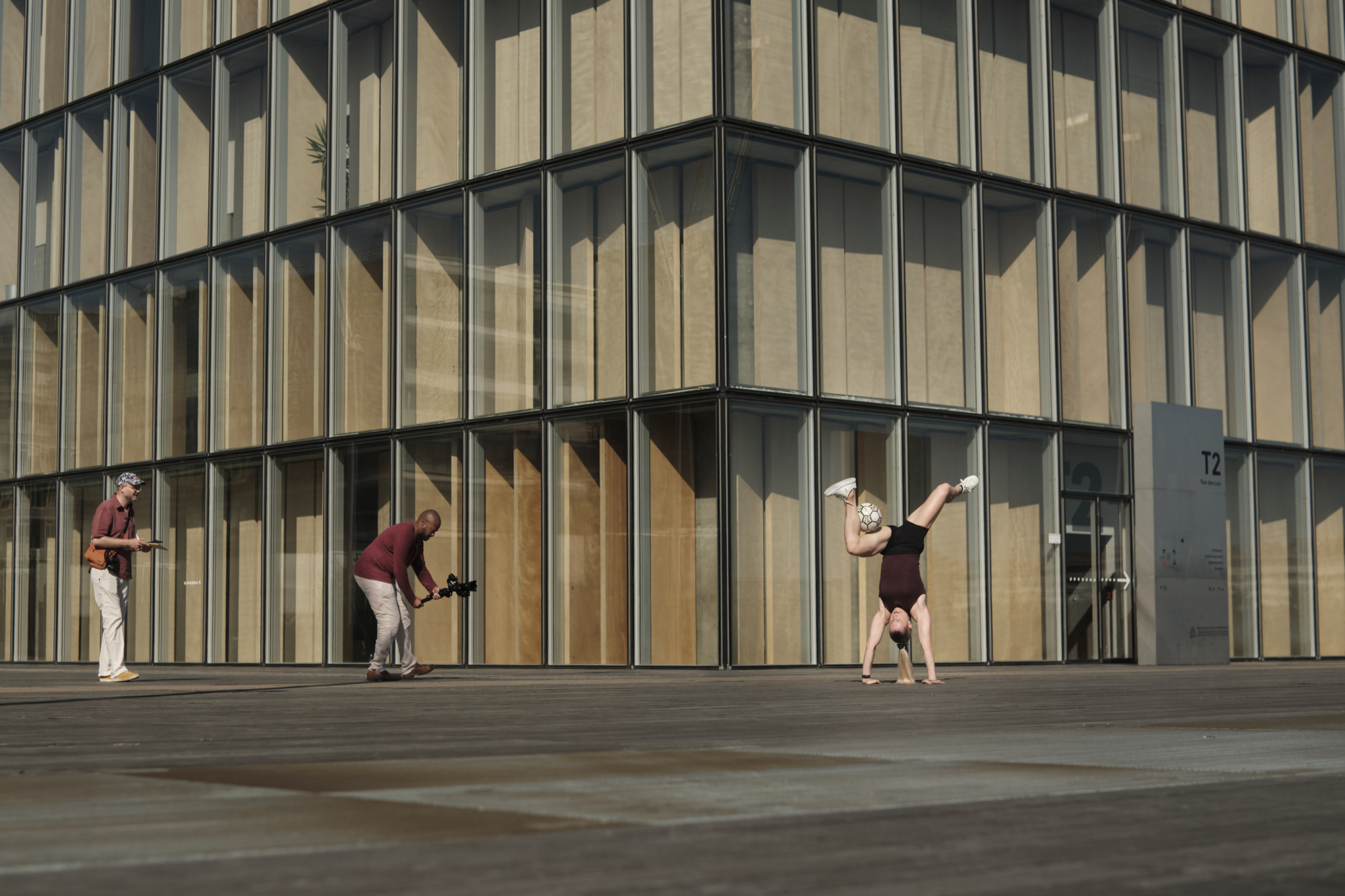 Campagne d'influence média avec Mélody Donchet sur le parvis de la BNF